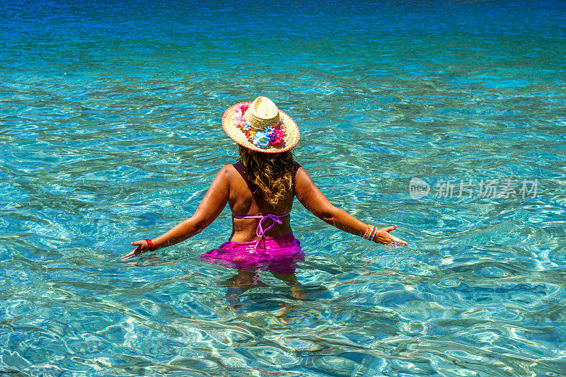 女人在海里游泳。来自Ölüdeniz, Fethiye，土耳其。